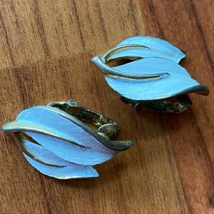 VTG Vintage Sarah Coventry flower clip-on earrings
